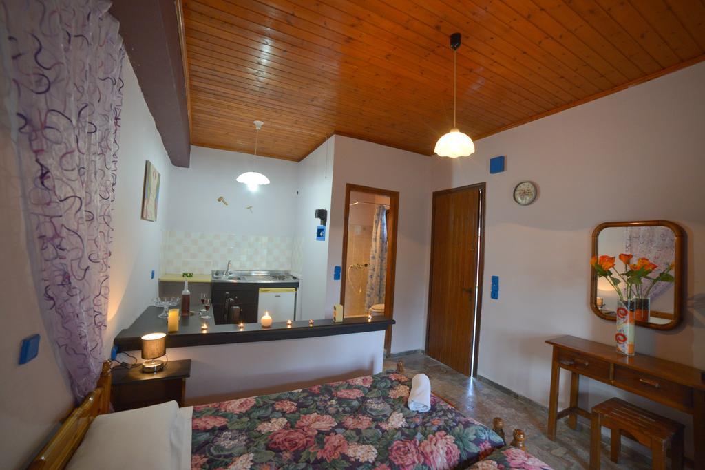 Giannis And Fridas Garden Apartment Sidari  Room photo